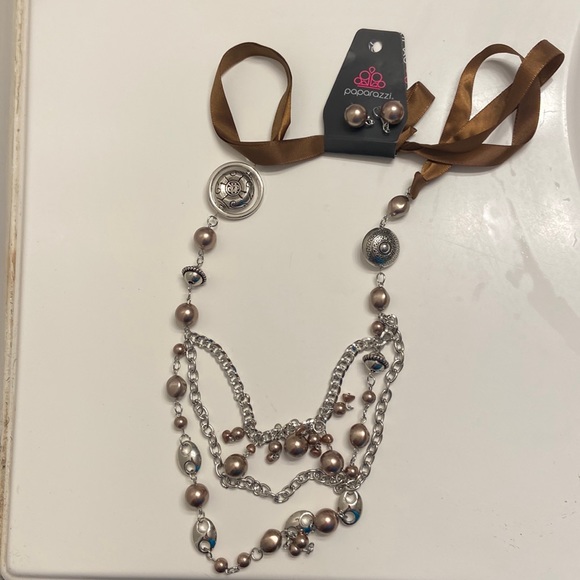 paparazzi Jewelry - Paparazzi necklace and earring set